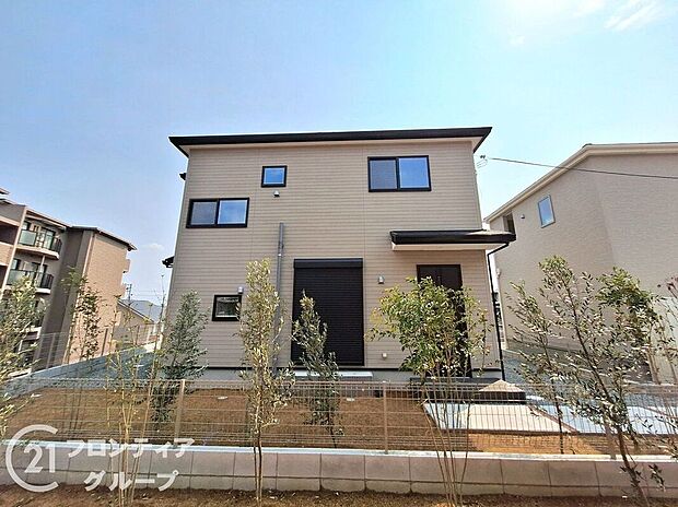 外壁には雨の汚れを浮かして洗い流す、クリーニング機能付きサイディング材を採用しております。自然の力でいつまでも綺麗な外観が保てます!