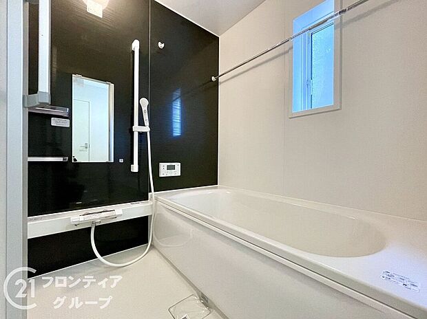 １坪以上の広々とした浴室には隠れた嬉しい設備がたっぷりついております。お掃除が楽にできたり、節水効果があったりと、バスタイムを快適にお過ごし頂けます！