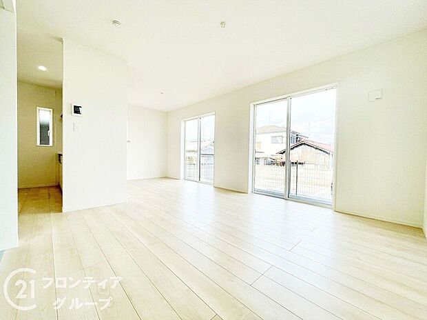 フローリングは、日常生活で床材の受ける様々な傷や、温度・湿度変化によるひび割れの発生を大幅に抑える特殊加工を施工済みです！