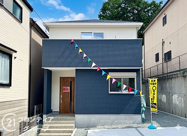 落ち着いた色合いとモダンなデザインが調和した戸建外観。道路からの見通しも良好で、しっかりとした門構えが安心感を与えます。周囲との距離も程よく確保されており、静かな環境と調和した佇まいが魅力です。