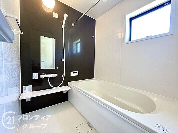 浴槽は環境にやさしい節水タイプを採用。浴槽内ステップで半身浴や親子入浴も楽しめるので、毎日のバスタイムをエコで素敵に演出してくれる小窓付きの浴室です