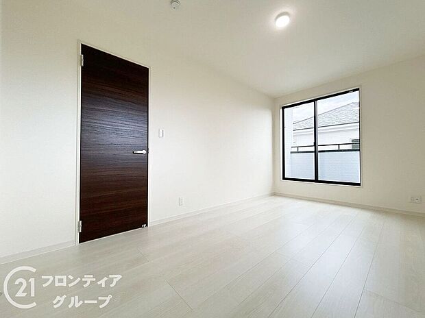 室内はシンプルな仕様となっており、それぞれの好みに合わせたインテリアで、趣味に合わせてレイアウトしやすくなっております。