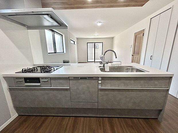 ゆったりとした広さのあるキッチン。ご夫婦で一緒に並んで洗い物できる大きさです。水栓はデザイン性も高く使い勝手の良いと人気のグースネック型を採用。