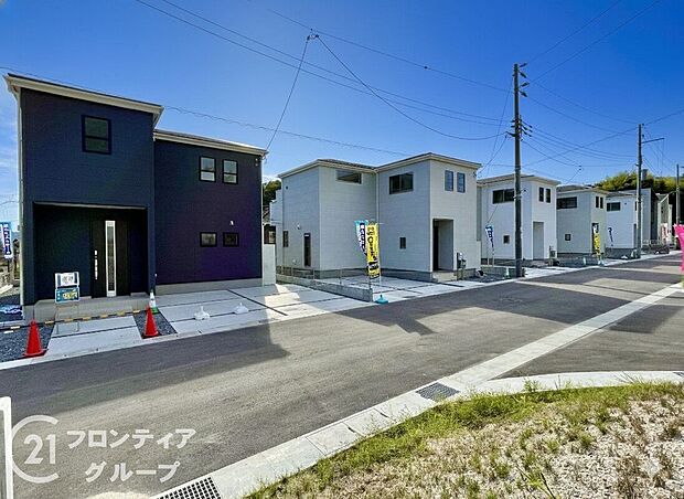 シックな外観が目を引くデザイン。シャープなラインで統一されたシルエットは、モダンで落ち着いた雰囲気を醸し出します。ゆとりある敷地で隣家との間隔も程よく、プライバシーにも配慮しています。