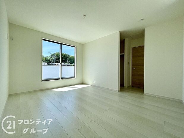 室内はシンプルな仕様となっており、それぞれの好みに合わせたインテリアで、趣味に合わせてレイアウトしやすくなっております。