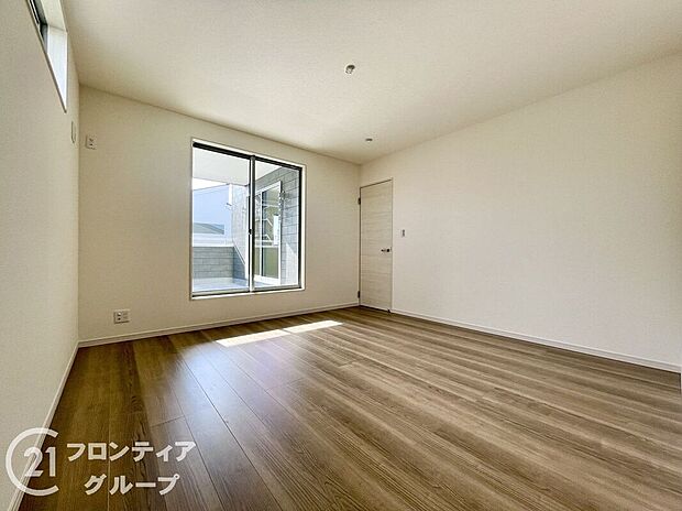 室内はシンプルな仕様となっており、それぞれの好みに合わせたインテリアで、趣味に合わせてレイアウトしやすくなっております。