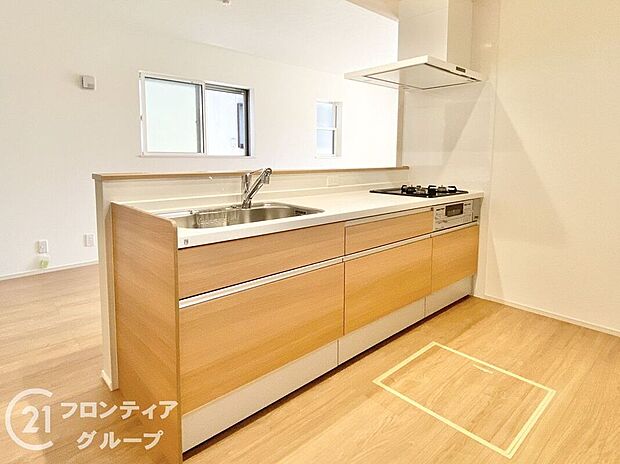 人工大理石カウンタートップ・ガラストップコンロを採用しており、お掃除ラクラク!奥様に嬉しい機能がたくさんついており、毎日のお料理も楽しくなりそうですね!