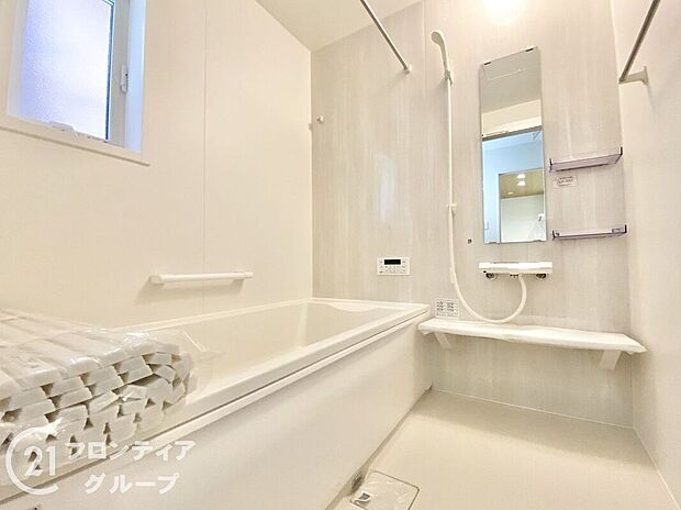 浴室には隠れた節水機能が充実!シャワーにはたくさんの空気を含んだ大粒の水は節水効果大!浴槽内にはステップがあり、出入り時の負担も軽減するスリムな形を採用