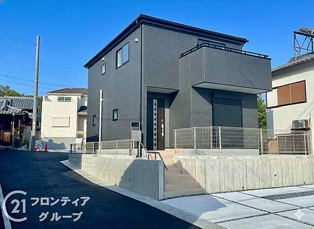 外壁にサイディング材を使用したおしゃれな外観。色柄バリエーションが豊富なため、住まいの表情を豊かに表現してくれます。また、雨で汚れを落としてくれるので、綺麗な外観が長続きします！