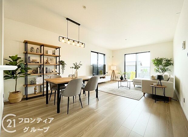 【家具入りイメージ画像】LDKには大きな窓からたくさんの光が入り、明るく、開放的な空間を演出してくれます。お友達が遊びに来た時も自慢のリビングになりますね！