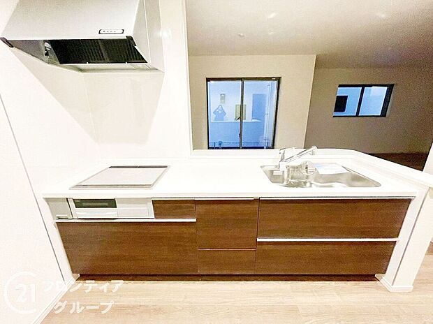 効率的に設計されたキッチンは作業スペースが広く、収納も豊富で使いやすさは◎です。シンプルでありながら機能的なデザインが、毎日の料理を快適にサポートします。掃除もしやすく、清潔感のある空間です。