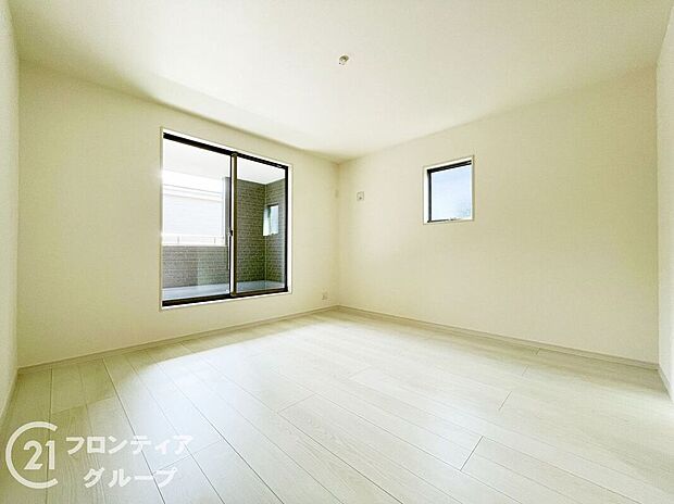 室内はシンプルな仕様となっており、それぞれの好みに合わせたインテリアで、趣味に合わせてレイアウトしやすくなっております。