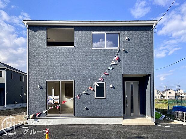 リビングとつながる対面式キッチンは、家族とコミュニケーションを取りながら調理ができる嬉しい設計。引き出し式収納など設備も充実。空間全体に開放感があり、明るく清潔な印象です。