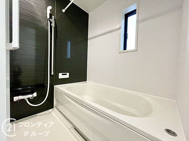 LDKには大きな窓からたくさんの光が入り、明るく、開放的な空間を演出してくれます。お友達が遊びに来た時も自慢のリビングになりますね!