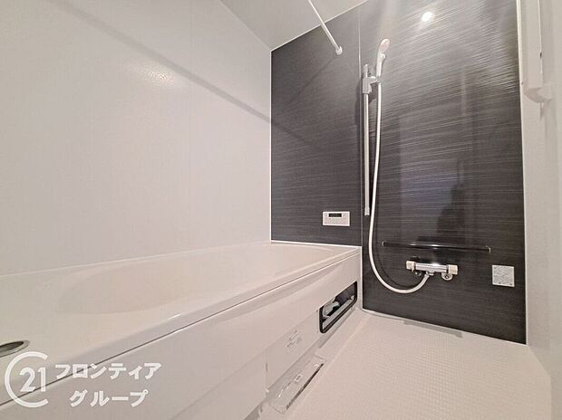 1坪以上の広々とした浴室には隠れた嬉しい設備がたっぷりついております。お掃除が楽にできたり、節水効果があったりと、バスタイムを快適にお過ごし頂けます!