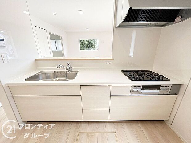 モダンなデザインが特徴のキッチンは、広々としたカウンターと豊富な収納スペースが魅力。毎日の料理が楽しくなるような機能的な空間で、使いやすさと清潔感を兼ね備えています。掃除もしやすく、常に快適です。