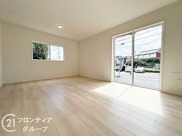 フローリングは、日常生活で床材の受ける様々な傷や、温度・湿度変化によるひび割れの発生を大幅に抑える特殊加工を施工済みです！