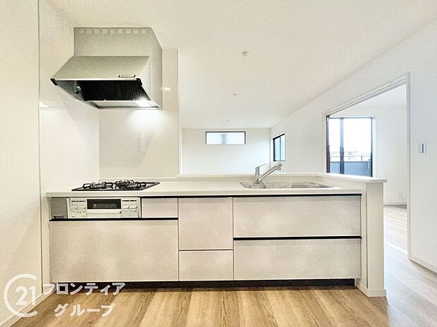 明るく広々としたキッチンは、料理がしやすい動線を考慮した設計。使い勝手の良い収納が豊富で、効率よく作業できます。シンプルなデザインながら機能性を兼ね備え、快適な調理空間を提供します。