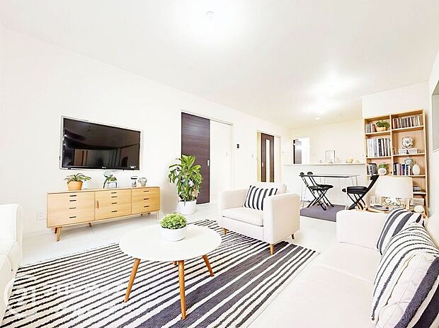 【家具入りイメージ画像】リビングのフローリング材には、木目や色調など木材特有の風合いがあり、ナチュラルな美しさで、日々の生活に温もりを与えてくれます。