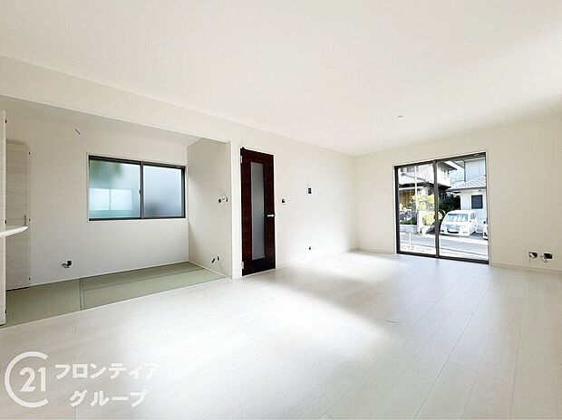 LDKには大きな窓からたくさんの光が入り、明るく、開放的な空間を演出してくれます。お友達が遊びに来た時も自慢のリビングになりますね！