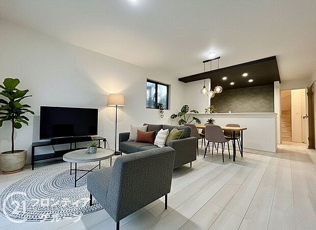 【家具入りイメージ画像】高耐久でコストパフォーマンスに優れたフローリングを採用したリビングです！擦り傷やへこみ傷に強く、ワックスフリーでお手入れも簡単