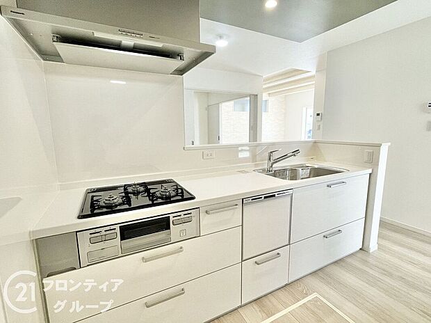 システムキッチンは、効率的な動線と収納力を兼ね備えた理想的な空間。スタイリッシュなデザインで、機能性と美しさを兼ね備え、どんなインテリアにも合わせやすく、毎日の料理を快適にサポートします。