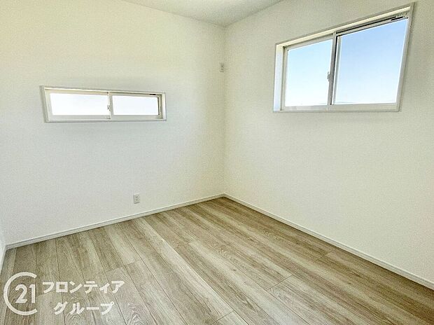 ゆったりとした間取りと落ち着いた内装が魅力の寝室。ライフスタイルに合わせてインテリアを楽しめ、リラックスできる空間づくりが可能。優しい光が差し込む、心地よいプライベートルームです。