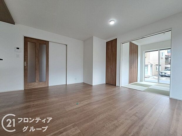 フローリングにはキズの付きにくい特殊塗装を採用し、内装やドアの仕上げは、堂々とした木目で、木の温もりを感じながらお過ごしいただけますね。