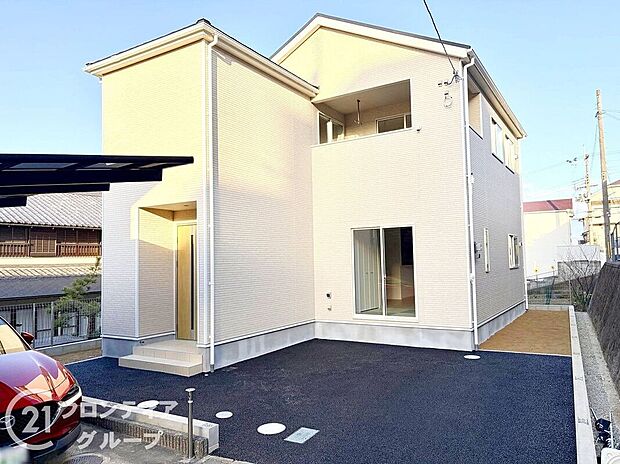 外壁は、汚れにくくメンテナンスのしやすいサイディング材を採用!色あせや日焼けが目立ちにくく、メンテナンス費用も軽減できます。また、ひび割れや破損に強いので安心してお住まいして頂けますね。