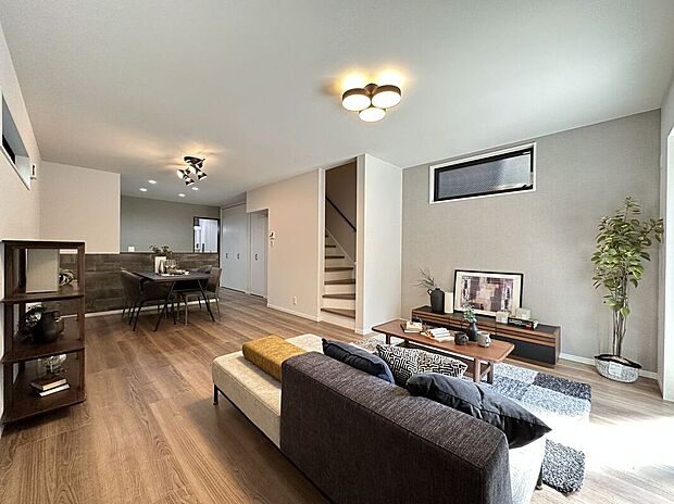 【施工例/リビング(ハイサイドライト)】外からの視線を遮りつつ、自然光を室内に取り込むハイサイドライトを採用したリビング。効率的に空気を循環させることができるのもメリットです。