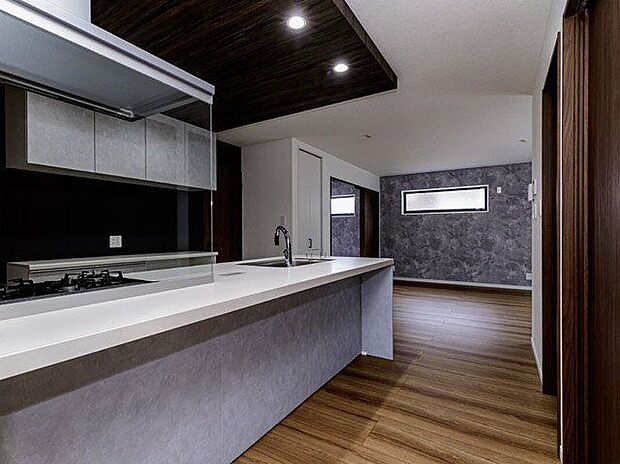 【施工例/キッチン】ゆったりとした広さのあるキッチン。ご夫婦で一緒に並んで洗い物できる大きさです。水栓はデザイン性も高く使い勝手の良いと人気のグースネック型を採用。