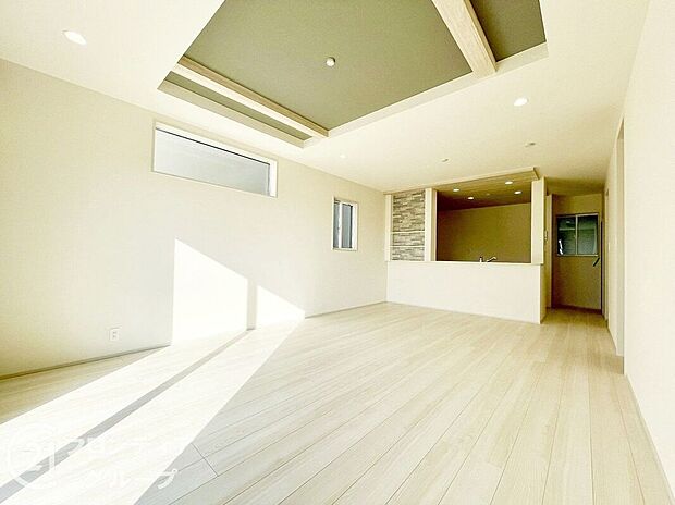 LDKには大きな窓からたくさんの光が入り、明るく、開放的な空間を演出してくれます。お友達が遊びに来た時も自慢のリビングになりますね！