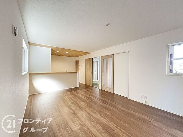 フローリングにはキズの付きにくい特殊塗装を採用し、内装やドアの仕上げは、堂々とした木目で、木の温もりを感じながらお過ごしいただけますね。