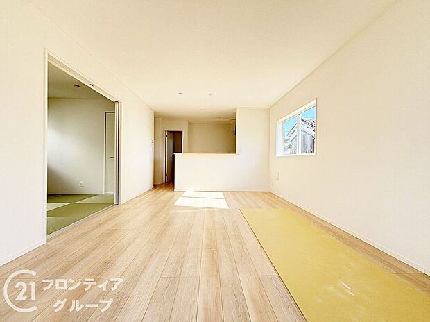 LDKには大きな窓からたくさんの光が入り、明るく、開放的な空間を演出してくれます。お友達が遊びに来た時も自慢のリビングになりますね!