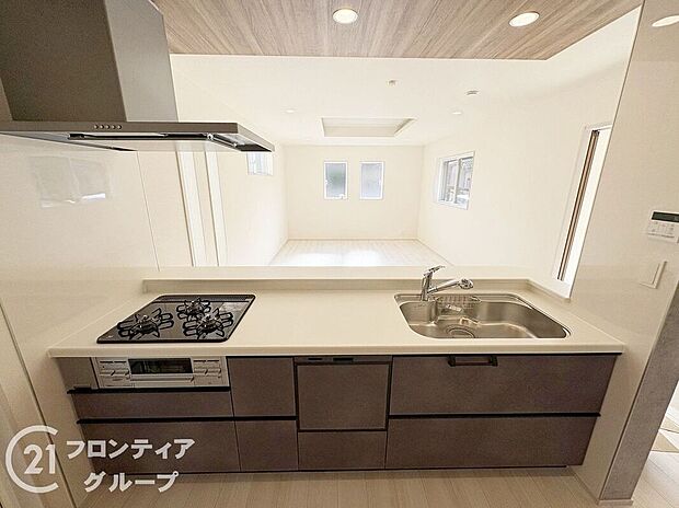 オールインワン浄水器栓を採用しており、場所を取らない浄水器！いつでもおいしいお水でお料理することができますね！また、食器洗い乾燥機付で奥様の家事を軽減できます