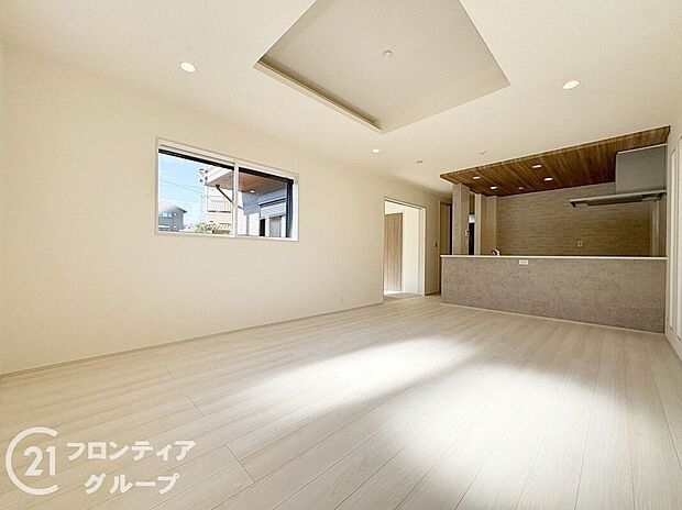 LDKには大きな窓からたくさんの光が入り、明るく、開放的な空間を演出してくれます。お友達が遊びに来た時も自慢のリビングになりますね！