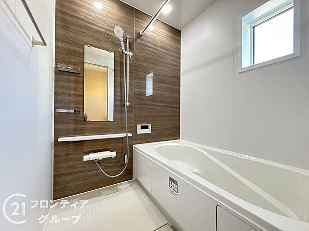 ゆったり入れる1坪サイズのゆとり空間。バリアフリー設計に手すり付きなので、お子様が小さい時も、老後も安心できる浴室です。収納棚も取り外しができ、お手入れ楽々