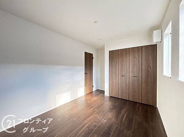 こちらのお部屋はバルコニーに面しており、日当たり、通風ともに良好です！お布団などもサッと干せて便利ですね