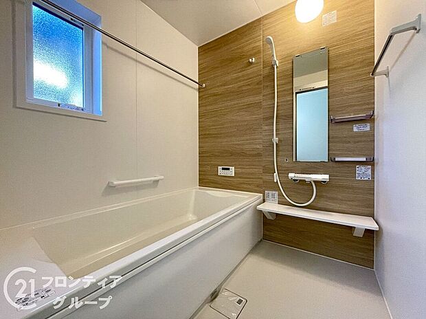 浴室には隠れた節水機能が充実！シャワーにはたくさんの空気を含んだ大粒の水は節水効果大！浴槽内にはステップがあり、出入り時の負担も軽減するスリムな形を採用