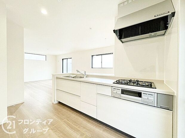 収納が充実しており、キッチン用品をすっきりと整理できる便利な空間です