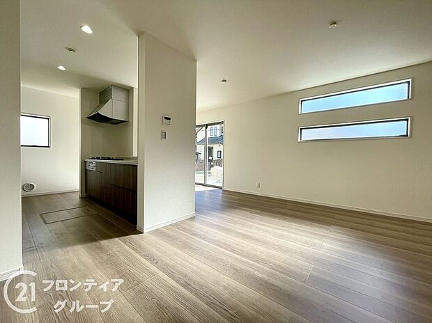 LDKには大きな窓からたくさんの光が入り、明るく、開放的な空間を演出してくれます。お友達が遊びに来た時も自慢のリビングになりますね！