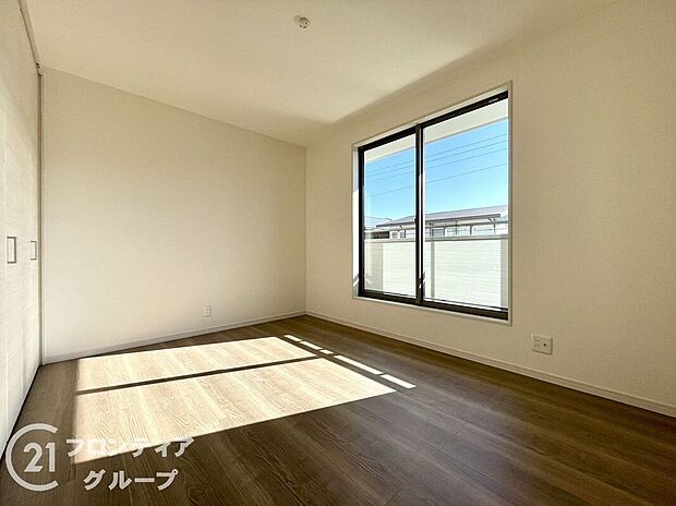 室内はシンプルな仕様となっており、それぞれの好みに合わせたインテリアで、趣味に合わせてレイアウトしやすくなっております。