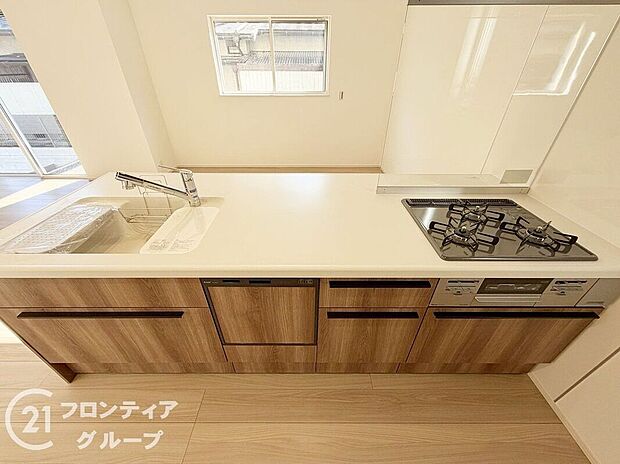 広い作業スペースと充実した収納が、料理を快適にサポートし、効率的な調理を実現します