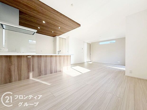 木目調のフローリングは温かみがあり、カウンターキッチンからお部屋の様子を見ながらお料理できますね