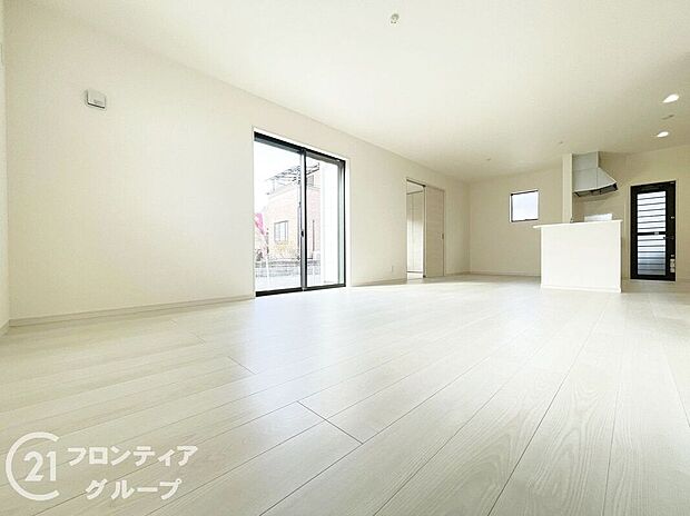 リビングのフローリング材には、木目や色調など木材特有の風合いがあり、ナチュラルな美しさで、日々の生活に温もりを与えてくれます。