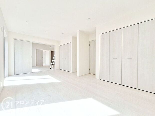 こちらのお部屋はバルコニーに面しており、日当たり、通風ともに良好です!お布団などもサッと干せて便利ですね!