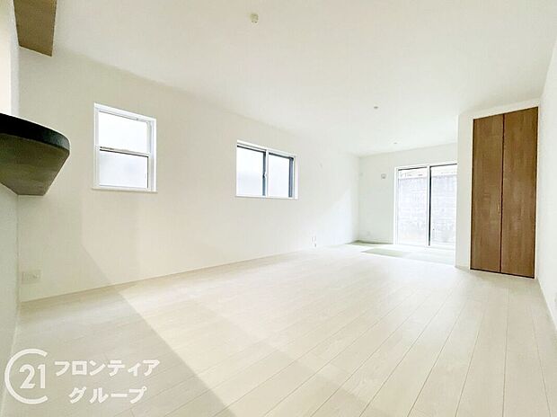 フローリングにはキズの付きにくい特殊塗装を採用し、内装やドアの仕上げは、堂々とした木目で、木の温もりを感じながらお過ごしいただけますね。