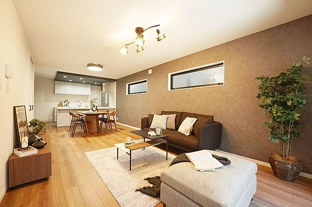 【施工例/リビング】リビングは、落ち着いた色合いのフローリングが特徴です。家族の時間を大切にする理想的な空間です。