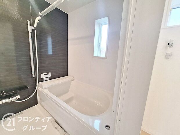 1坪以上の広々とした浴室には隠れた嬉しい設備がたっぷりついております。お掃除が楽にできたり、節水効果があったりと、バスタイムを快適にお過ごし頂けます!