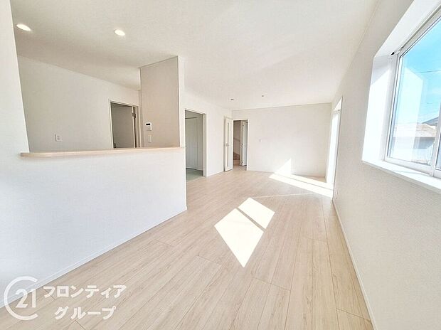 フローリングは、日常生活で床材の受ける様々な傷や、温度・湿度変化によるひび割れの発生を大幅に抑える特殊加工を施工済みです!